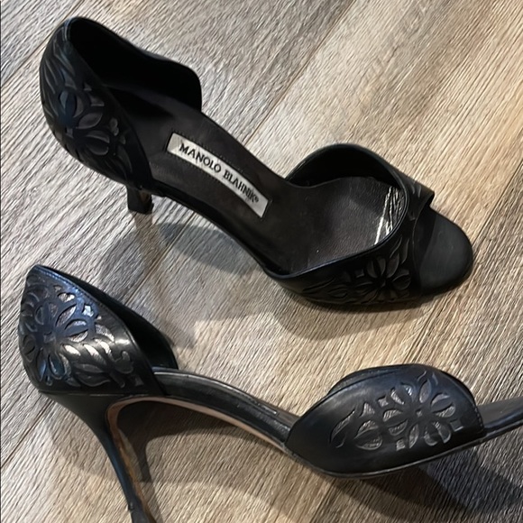 Manolo Blahnik - Black Silver D'orsay Laser Cutout Peep Toe Pumps - Picture 2 of 4